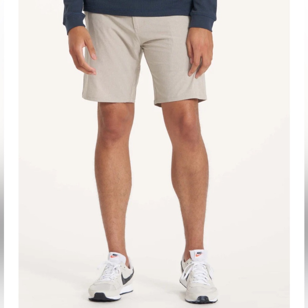 NEW Vuori Aim Shorts Khaki Men’s Size 32